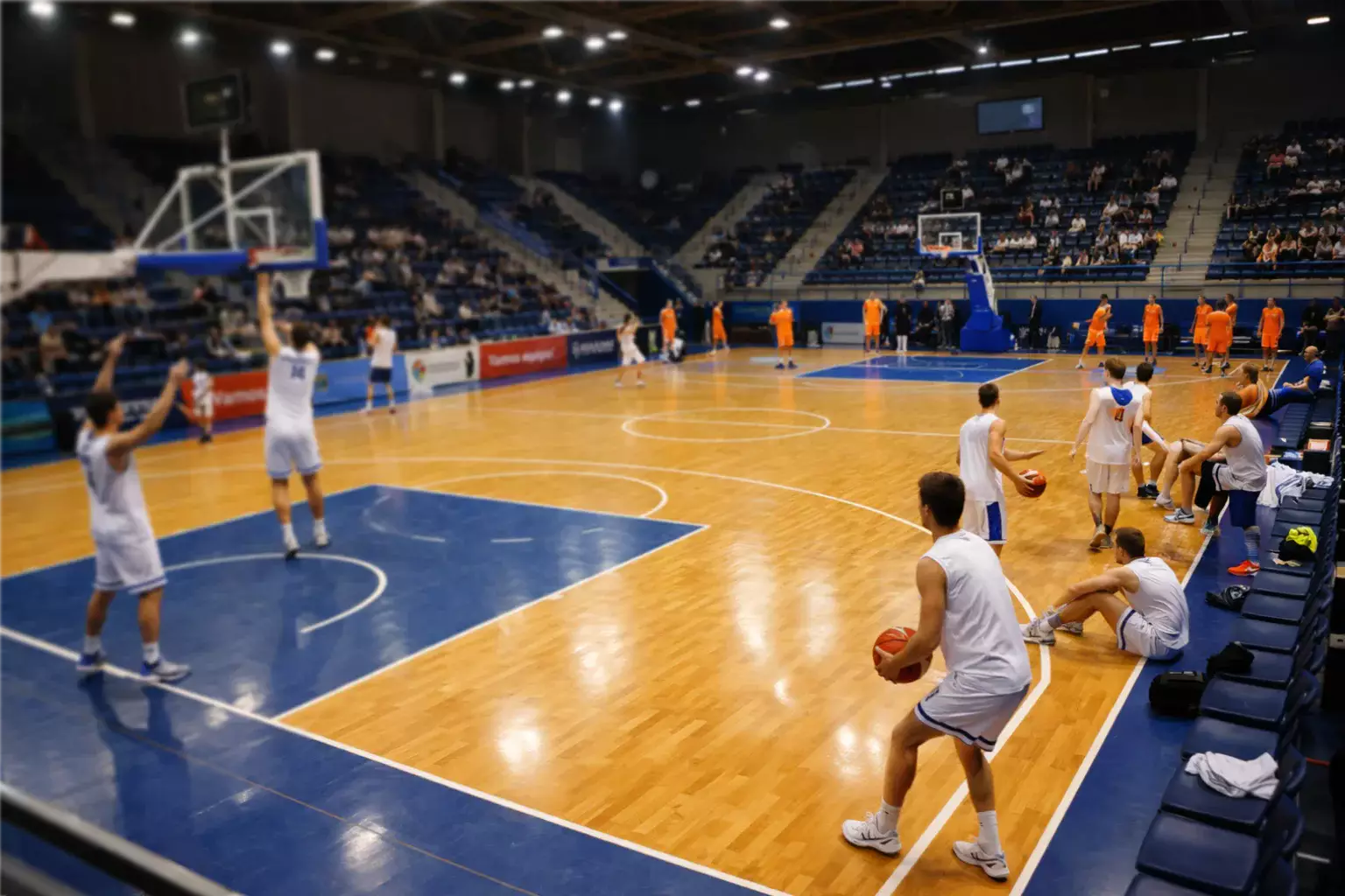 Pabellón de baloncesto europeo con equipos calentando antes de un partido continental