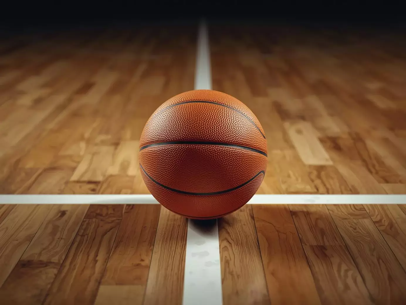 Primer plano de un balón de baloncesto sobre la línea de la cancha de parqué